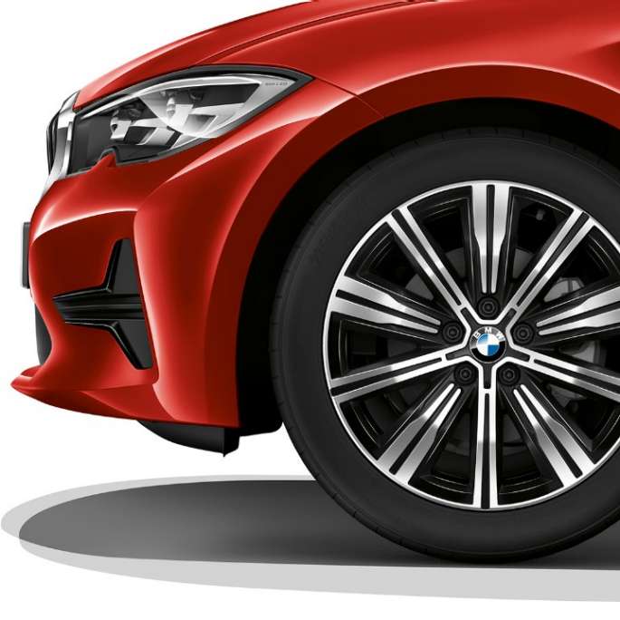 BMW Série 3 Berline, jante en alliage léger du Modèle Advantage. Gros plan d’une jante en alliage léger de la BMW Série 3 Berline, dotée de l’équipement du Modèle Advantage.