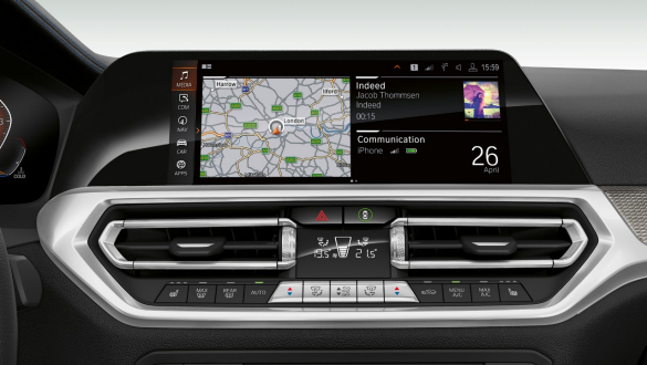 BMW Série 3 Berline, BMW Operating System 7.0. Gros plan frontal de l’affichage du poste de conduite de la BMW Série 3 Berline avec Système d’exploitation BMW 7.0.