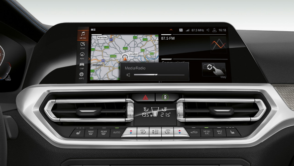 BMW Série 3 Berline, BMW Gesture Control. Gros plan frontal de l’affichage du poste de conduite de la BMW Série 3 Berline avec BMW Gesture Control.
