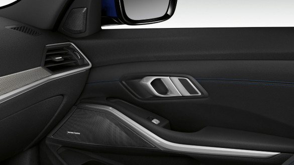 BMW Série 3 Berline, Harman Kardon Surround Sound System. Gros plan du côté intérieur de la porte du passager avant éclairée, avec haut-parleur intégré du système audio Harman Kardon Surround Sound System.