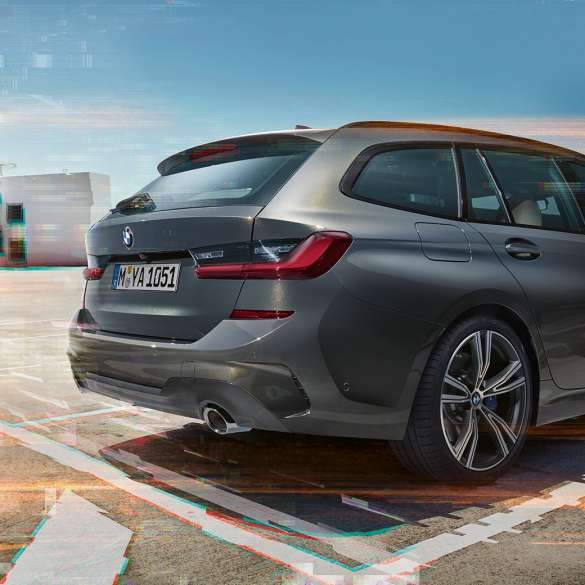 BMW Série 3 Touring, vue de trois quarts arrière sur un emplacement de stationnement G21 BMW Série 3 Touring, vue de trois quarts arrière sur un emplacement de stationnement dans un environnement urbain G21