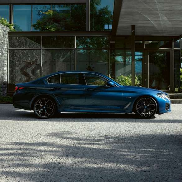 L’extérieur de la BMW Série 5 Berline G30 BMW Série 5 Berline G30 restylage 2020 en Phytonicblau, vue de profil, en stationnement