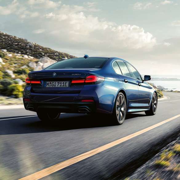 Dynamique de conduite de la BMW Série 5 Berline G30 Dynamique de conduite de la BMW Série 5 Berline G30 en Phytonicblau, vue de trois quarts arrière, en mouvement