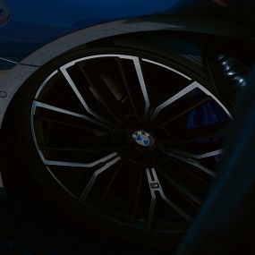 Jantes BMW M en alliage léger à rayons en Y 846 M BWM Série 5 Berline G30 Jantes BMW M en alliage léger en Y 846 M BWM Série 5 Berline G30 restylage 2020 en Phytonicblau, vue en gros plan