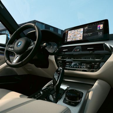 Intérieur de la BMW Série 5 Berline G30 Écran d’information et volant sport en cuir de la BMW Série 5 Berline G30 restylage 2020, intérieur