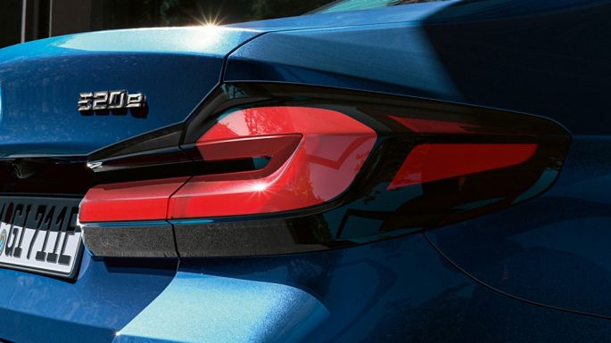 Feux arrière en forme 3D de la BMW Série 5 Berline G30 Feux arrière en forme 3D de la BMW Série 5 Berline G30 restylage 2020 en Phytonicblau, vue en gros plan arrière