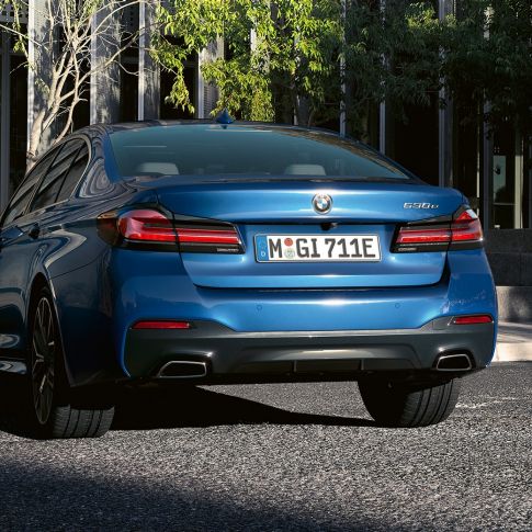 Jupe arrière de la BMW Série 5 Berline G30 Sorties d'échappement en forme libre de la BMW Série 5 Berline G30 restylage 2020 en Phytonicblau, vue en gros plan arrière