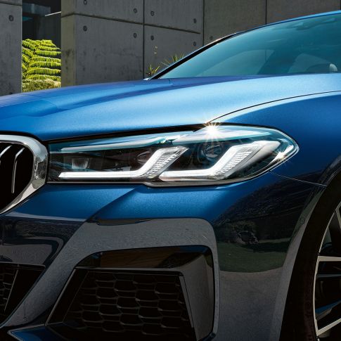 BMW Laserlight de la BMW Série 5 Berline G30 BMW Laserlight de la BMW Série 5 Berline G30 restylage 2020 en Phytonicblau, vue en gros plan avant