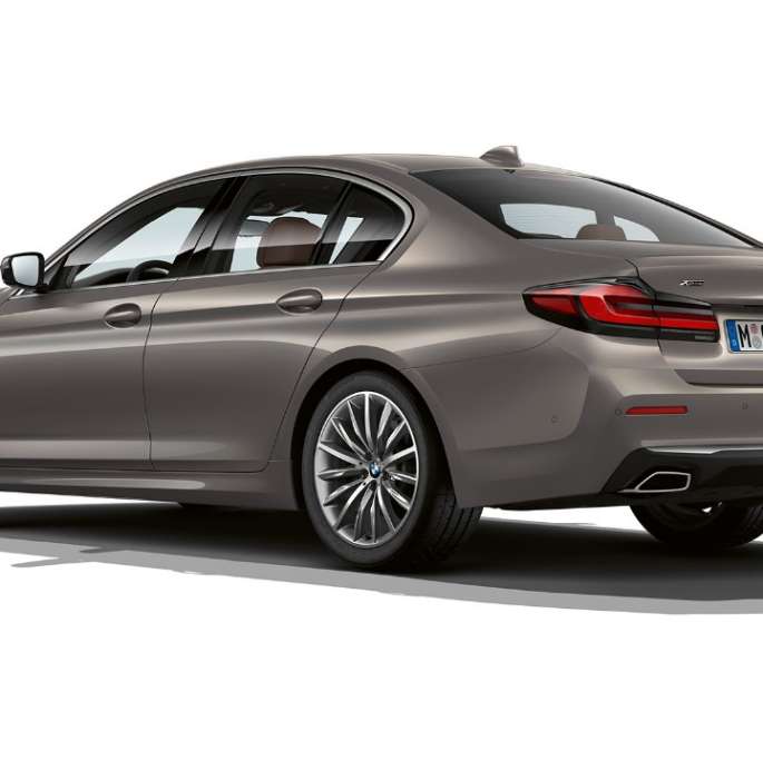 BMW Série 5 Berline G30 Luxury Line, arrière BMW Série 5 Berline 520d xDrive G30 2020 Luxury Line en Berninagrau, vue de trois quarts arrière