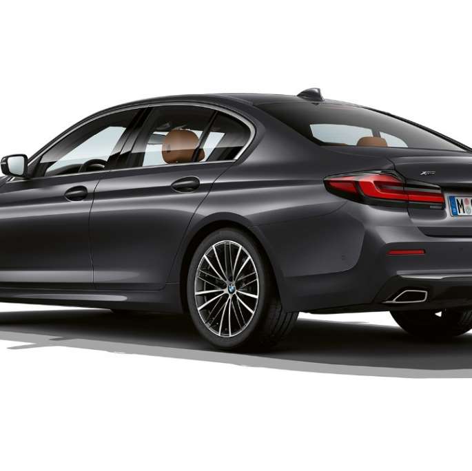 Équipement de base de la BMW Série 5 Berline G30, arrière Équipement de base de la BMW Série 5 Berline 540i G30 2020 en Sophistograu, vue de trois quarts arrière