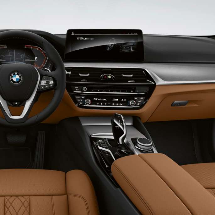 Équipement de base de la BMW Série 5 Berline G30, habitacle Équipement de base de la BMW Série 5 Berline 540i G30 2020 en Sensatec Cognac, habitacle