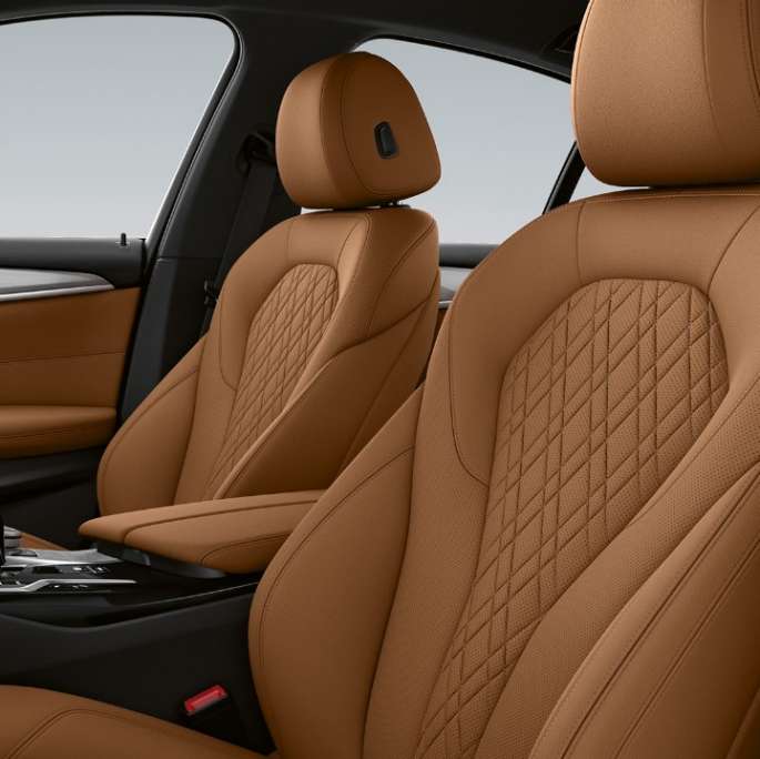 Équipement de base de la BMW Série 5 Berline G30, sellerie Équipement de base de la BMW Série 5 Berline 540i G30 2020, sellerie en Sensatec Cognac, habitacle