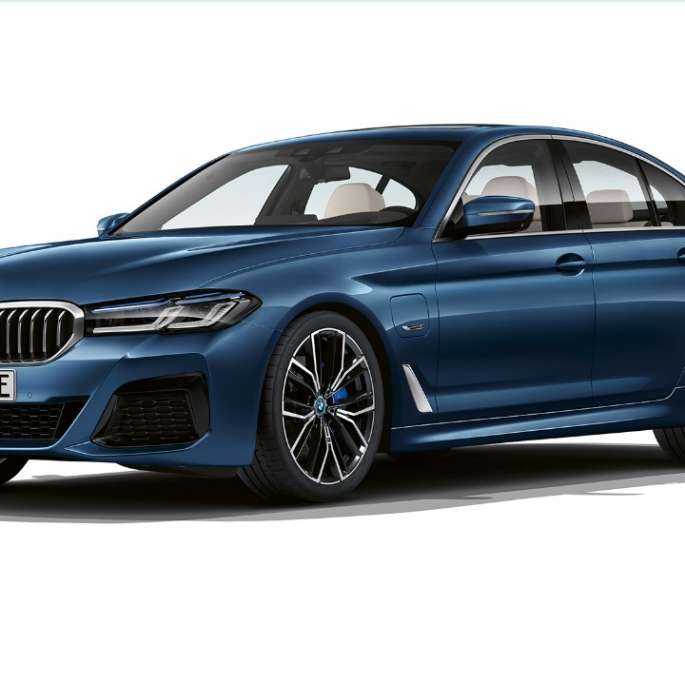 Kit M Sport de la BMW Série 5 Berline Plug-in Hybrid, avant Kit M Sport de la BMW Série 5 Berline 520d xDrive G30 2020 en Alpinweiß, vue de trois quarts avant