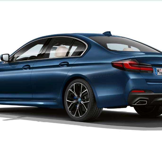 Kit M Sport de la BMW Série 5 Plug-in Hybrid Berline, arrière Kit M Sport de la BMW Série 5 Berline 520d xDrive G30 2020 en Alpinweiß, vue de trois quarts arrière