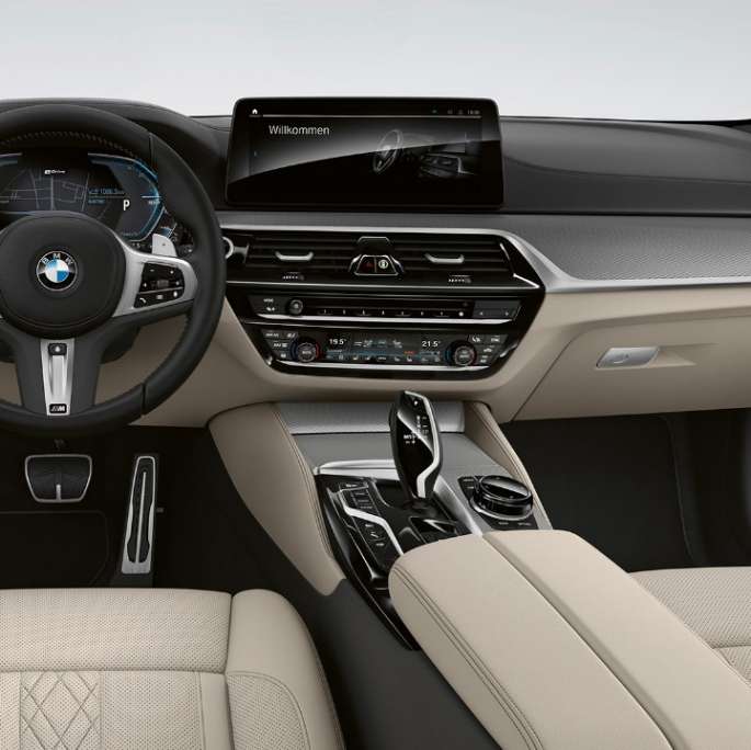 Kit M Sport de la BMW Série 5 Plug-in Hybrid Berline G30, habitacle Kit M Sport de la BMW Série 5 Berline 520d xDrive G30 2020, cuir Dakota Schwarz avec surpiqûres contrastées en Blau, habitacle