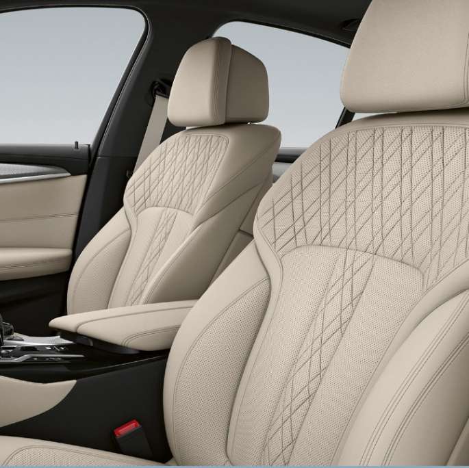 Kit M Sport de la BMW Série 5 Plug-in Hybrid Berline G30, sellerie Sellerie en cuir Dakota Schwarz avec surpiqûres contrastées en Blau du Kit M Sport de la BMW Série 5 Berline 520d xDrive G30 2020, habitacle