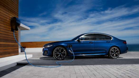 BMW Série 5 Berline hybride rechargeable 2021 G30, vue de profil BMW Série 5 Berline hybride rechargeable 2021 G30 vue de profil branchée à une BMW Wallbox
