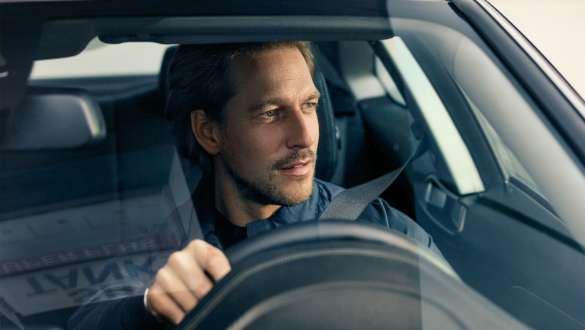 Homme au volant de la BMW Série 5 Berline G30 Homme au volant de la BMW avec vue à travers le pare-brise de la BMW Série 5 Berline G30