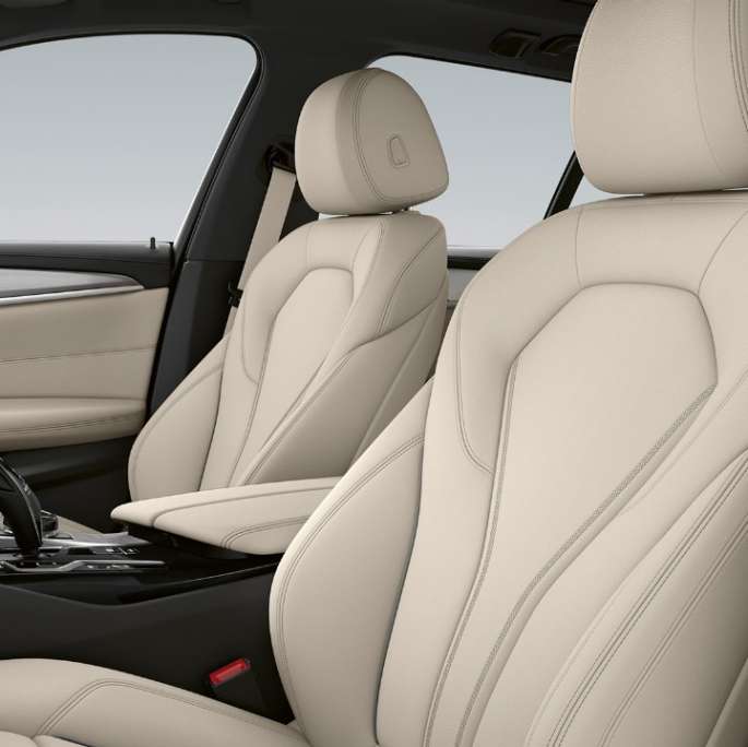 Équipement de base de la BMW Série 5 Touring G31, sellerie Sellerie en cuir Dakota Elfenbeinweiß avec surpiqûre exclusive et passepoil contrasté de la BMW Série 5 Touring 530i G31 2020, équipement de base et habitacle