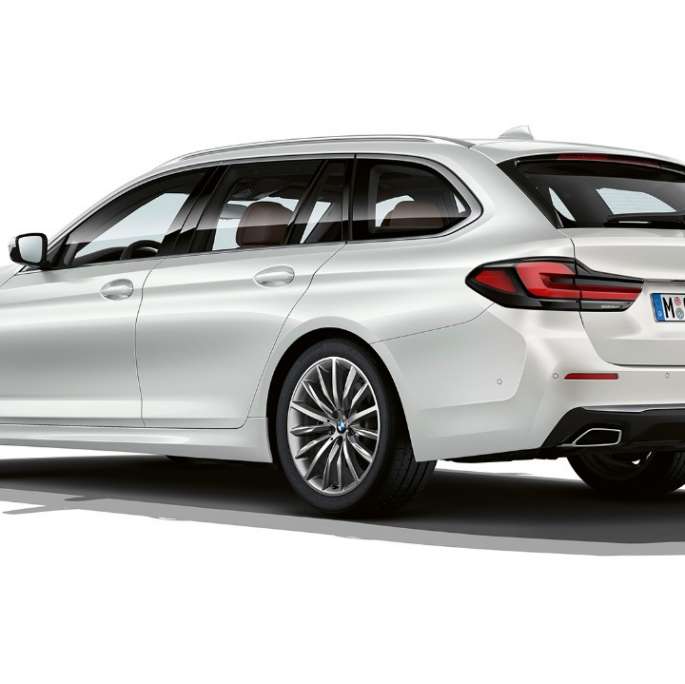 BMW Série 5 Touring G31 Luxury Line, arrière BMW Série 5 Touring 530i G31 2020 Luxury Line en Mineralweiß, vue de trois quarts arrière