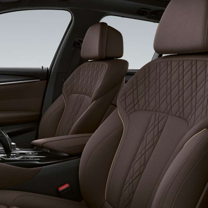 BMW Série 5 Touring G31 Luxury Line, sellerie Sellerie en cuir Nappa Mokka exclusif avec surpiqûre exclusive et passepoil contrasté de l’habitacle de la BMW Série 5 Touring 530i xDrive G31 2020 Luxury Line