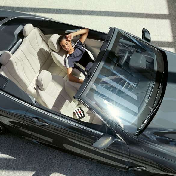 BMW M850i xDrive intérieur avec conductrice vue d’en haut, sièges multifonctions en cuir Merino Elfenbeinweiß. G14 BMW M850i xDrive intérieur avec conductrice vue d’en haut, sièges multifonctions en cuir Merino Elfenbeinweiß G14.