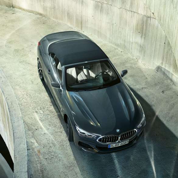 BMW M850i xDrive Dravitgrau metallic avec capote en tissu noire, vue en plongée G14. BMW M850i xDrive Dravitgrau metallic avec capote en tissu noire, vue en plongée G14.