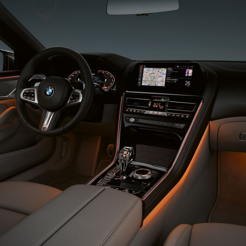 BMW M850i xDrive, intérieur, éclairage d’ambiance. BMW M850i xDrive, intérieur, éclairage d’ambiance.