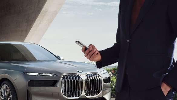 BMW i7 Berline G70 Digital Key Plus BMW i7 Berline G70 Digital Key Plus smartphone devant la poignée de porte