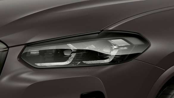 Phares BMW Individual Shadow Line BMW X4 M40i M40d G02 LCI 2021 BMW X4 M40i M40d G02 LCI Facelift phares BMW Individual Shadow Line vue en gros plan