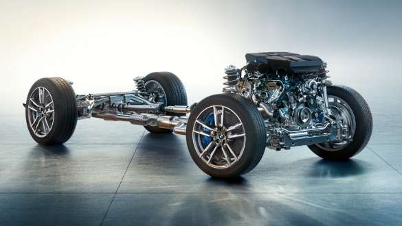 Suspension M spécifique de la BMW X4 M Competition F98 LCI restylage 2021 BMW X4 M Competition F98 LCI Facelift 2021 Suspension M spécifique vue de profil avec burnout sous les ponts