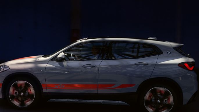Vue de profil de la BMW X2 F39 Vue de profil de la BMW X2 2020 F39 Brooklyn Grau