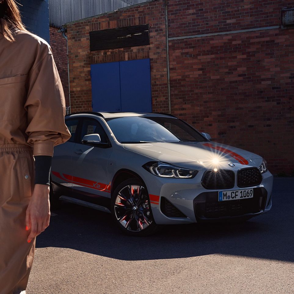 Double calandre de la BMW X2 F39 Vue de trois quarts de la double calandre de la BMW X2 2020 F39 Brooklyn Grau