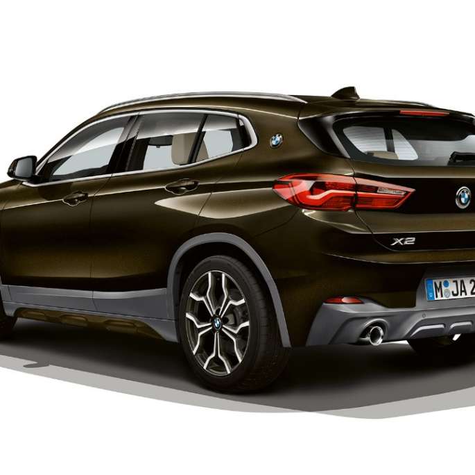 BMW X2 sDrive20i Modèle M Sport X vue de trois quarts avant F39 BMW X2 sDrive20i Modèle M Sport X 2018 F39 en Sparkling Storm Brillanteffekt vue de trois quarts avant