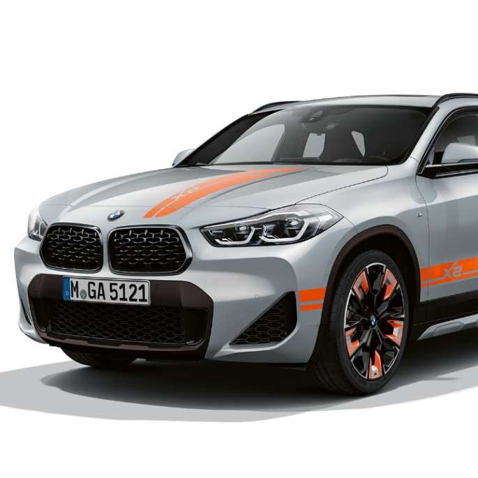 Vue de trois quarts avant de la BMW X2 Modèle Edition M Mesh F39 BMW X2 Modèle Edition M Mesh 2020 F39 Brooklyn Grau, vue de trois quarts avant