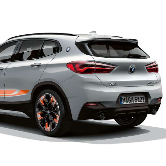 Vue de trois quarts arrière de la BMW X2 Modèle Edition M Mesh F39 BMW X2 Modèle Edition M Mesh 2020 F39 Brooklyn Grau, vue de trois quarts arrière