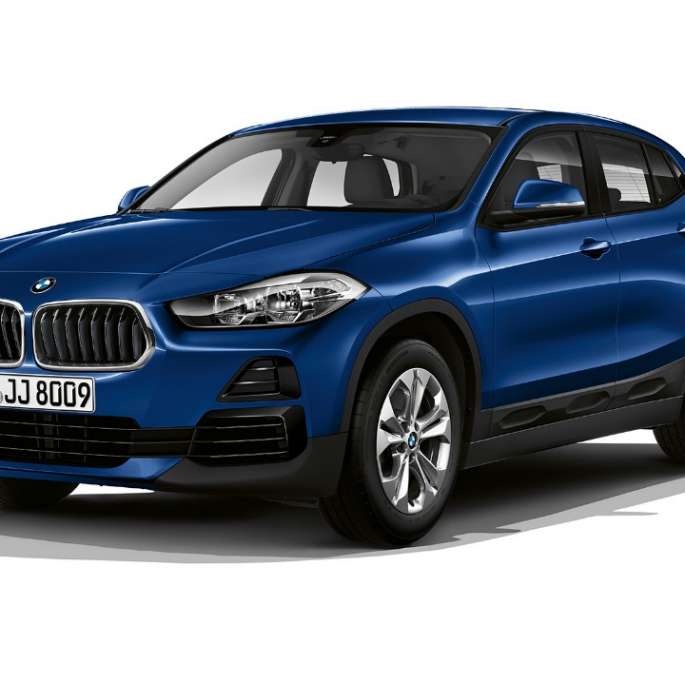 BMW X2 sDrive20i Modèle Advantage vue de trois quarts avant F39 BMW X2 sDrive20i Modèle Advantage 2018 F39 Mediterranblau metallic vue de trois quarts avant