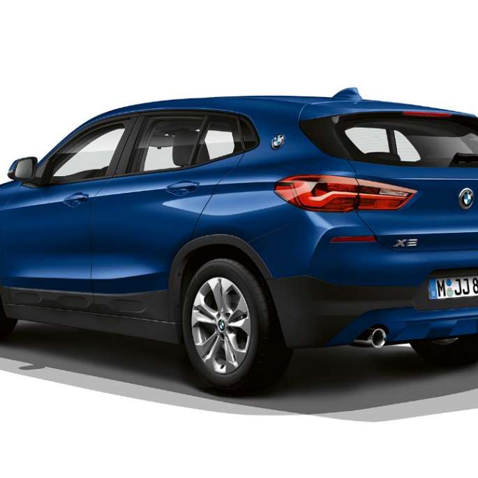 BMW X2 sDrive20i Modèle Advantage vue de trois quarts arrière F39 BMW X2 sDrive20i Modèle Advantage 2018 F39 Mediterranblau metallic vue de trois quarts arrière