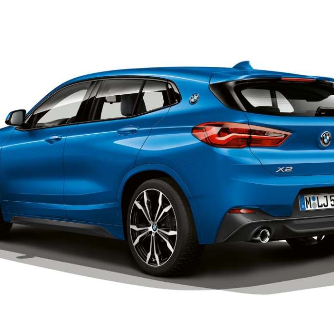 BMW X2 sDrive20i Modèle M Sport vue de trois quarts de profil F39 BMW X2 sDrive20i Modèle M Sport 2018 F39 Misano Blau metallic vue de trois quarts de profil