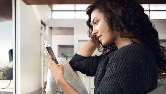 Une femme utilise l'App BMW Connected F39 Une femme utilise les eDrive Remote Services avec l'App BMW Connected F39