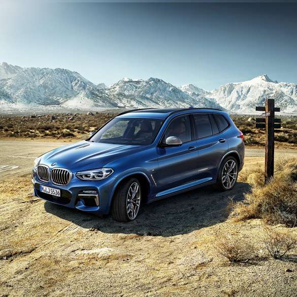 BMW X3 M40i, vue de trois quarts avant devant un paysage montagneux G01 BMW X3 M40i, vue de trois quarts avant devant un paysage montagneux G01