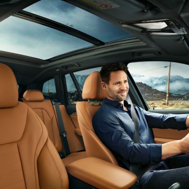 BMW X3 M40i, poste de conduite avec homme au volant G01 BMW X3 M40i, poste de conduite avec homme au volant G01