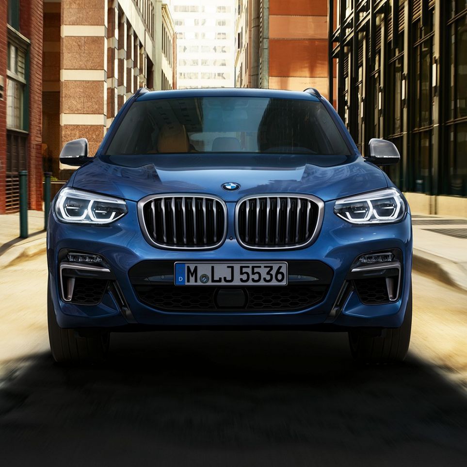 BMW X3 M40i, vue de face devant un décor urbain G01 BMW X3 M40i, vue de face devant un décor urbain G01
