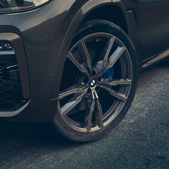 Jantes BMW M 22’’ en alliage léger G06. Gros plan des jantes BMW M 22" en alliage léger G06.