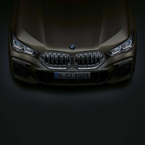 Avant de la BMW X6 G06. Gros plan de l’avant de la BMW X6 avec les naseaux BMW Iconic Glow vus en plan G06.