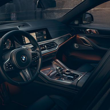 Poste de conduite avec vue sur les écrans de 12,3" G06. Poste de conduite de la BMW X6 avec vue sur les écrans de 12,3" G06.