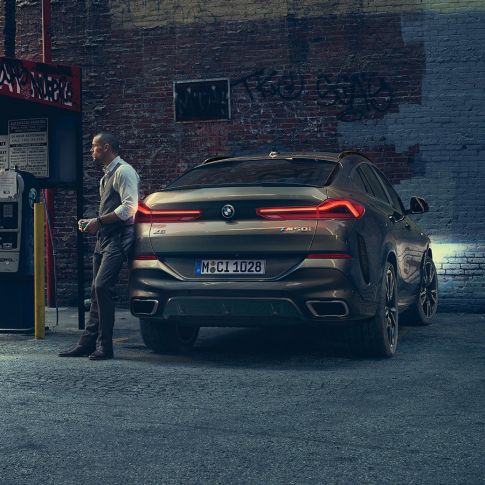 Arrière de la BMW X6 G06. Vue arrière de la BMW X6 devant un décor urbain G06.