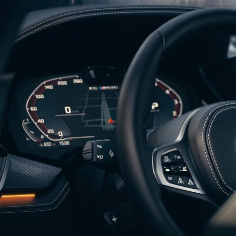 Systèmes d’assistance BMW G06. Gros plan de l’habitacle de la BMW X6 avec vue sur le combiné des instruments G06.