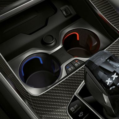 Porte-boissons tempérés. Gros plan de l’habitacle de la BMW X6 avec vue sur les porte-boissons tempérés.