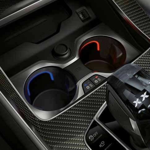 Porte-boissons tempérés G06. Gros plan de l’habitacle de la BMW X6 avec vue sur les porte-boissons tempérés G06.